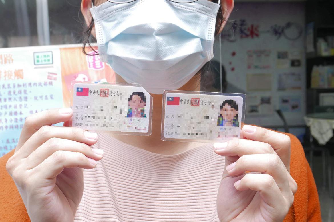 跨性別者小E選在國際跨性別紀念日前夕，前往桃園大溪戶政事務所順利辦理性別變更登記。 圖：台灣伴侶權益推動聯盟提供