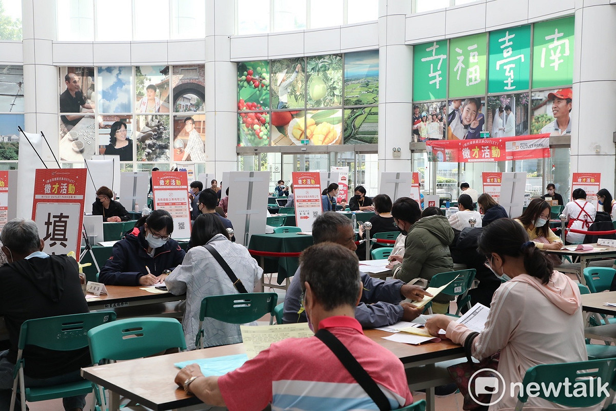 台南市政府勞工局在永華市政中心二樓中庭，舉辦「南台灣首座日系Outlet」聯合徵才活動，現場提供超過600個多元職缺。 圖：黃博郎／攝