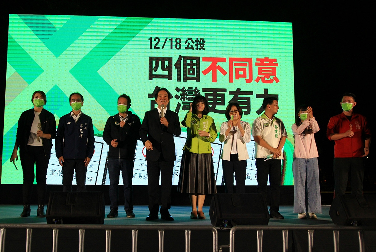 李昆澤(左二)舉辦宣講活動，賴清德(左四)來站台。 圖：民進黨高雄市黨部提供