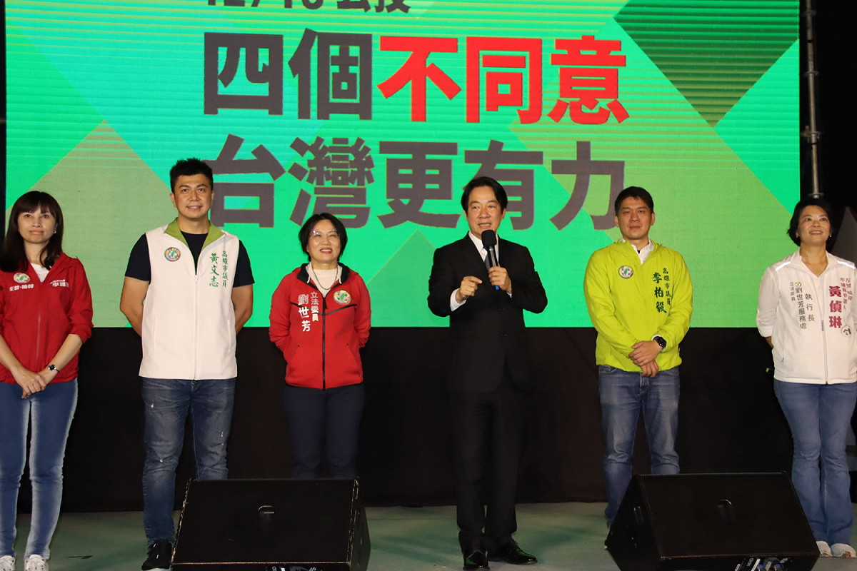 劉世芳(左三)宣講，賴清德(右三)站台。 圖：民進黨高雄市黨部提供