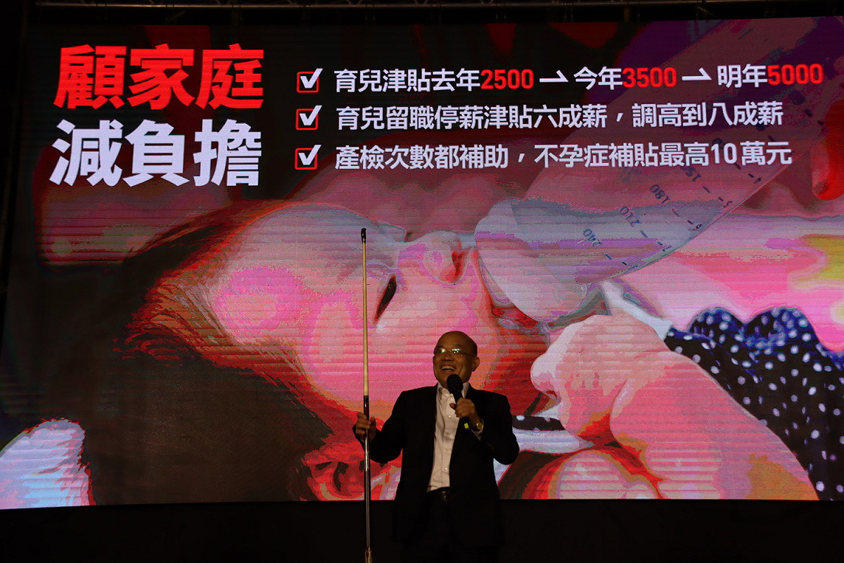 蘇貞昌宣傳政府努力展現的施政成果。 圖：民進黨高雄市黨部提供