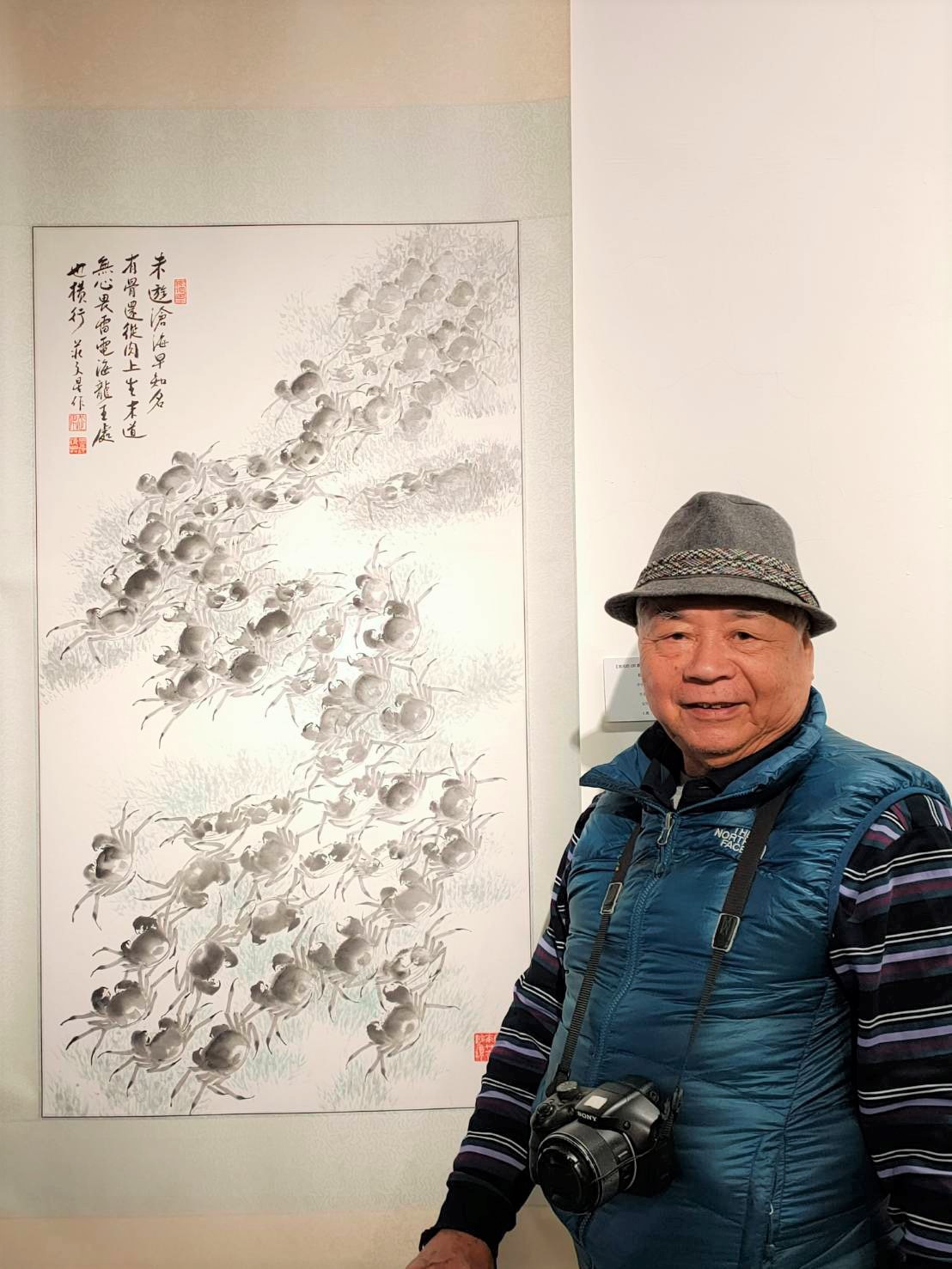 藝師莊武男平時也創作水墨畫、書法、陶板畫等作品，自學而成，帶入傳統彩繪元素，具強烈的個人風格。 圖：新北市文化局提供