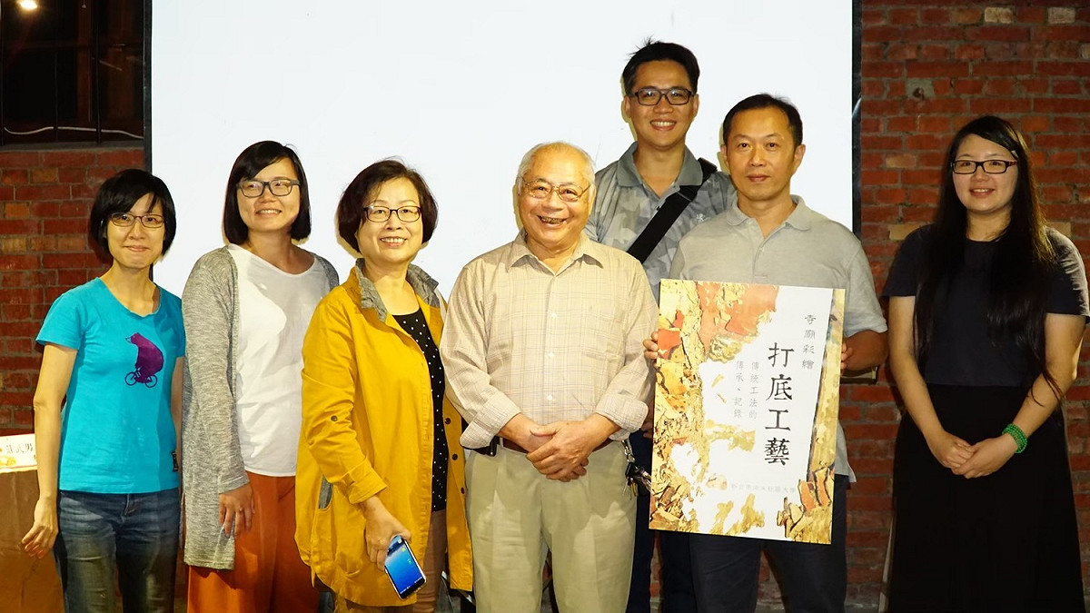 莊武男編撰打底、製筆工藝等教材，投入傳授傳統彩繪技藝。 圖：新北市文化局提供