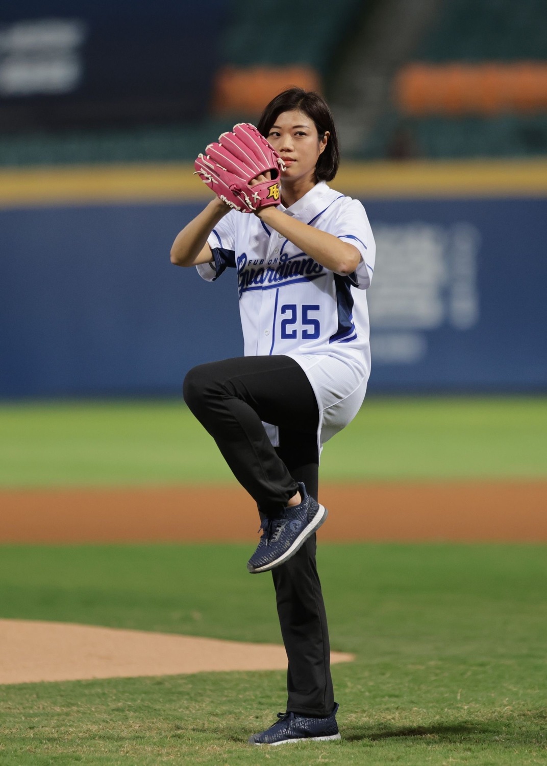 蔣志薇18日選穿富邦悍將隊25號球衣，擔任開球嘉賓(富邦悍將授權使用)。 圖：新北市觀旅局提供