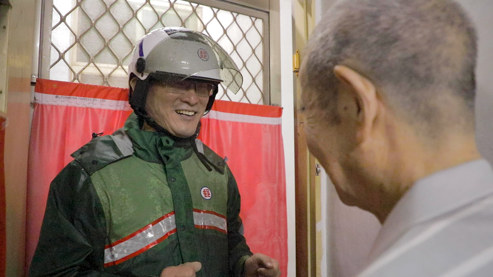 微電影講述郵務士以行動關懷弱勢榮民，由郵局與榮服處的職員素人擔綱演出。 圖：桃園郵局／提供