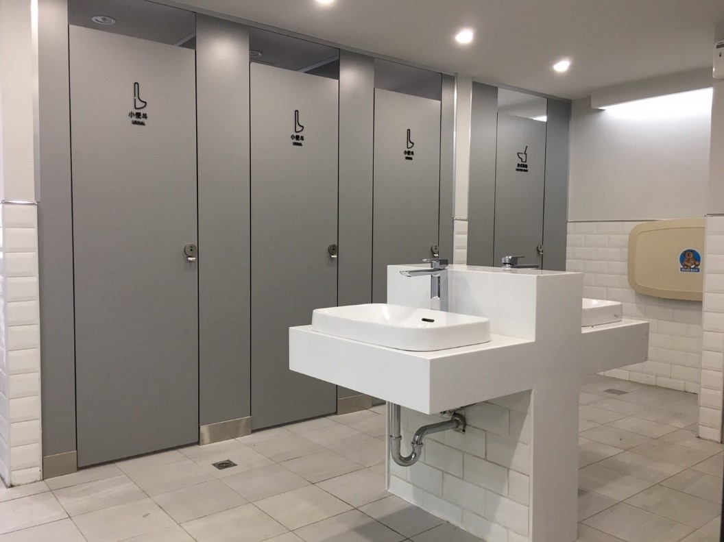 新北市府大樓東側性別友善廁所。 圖：新北市環保局提供
