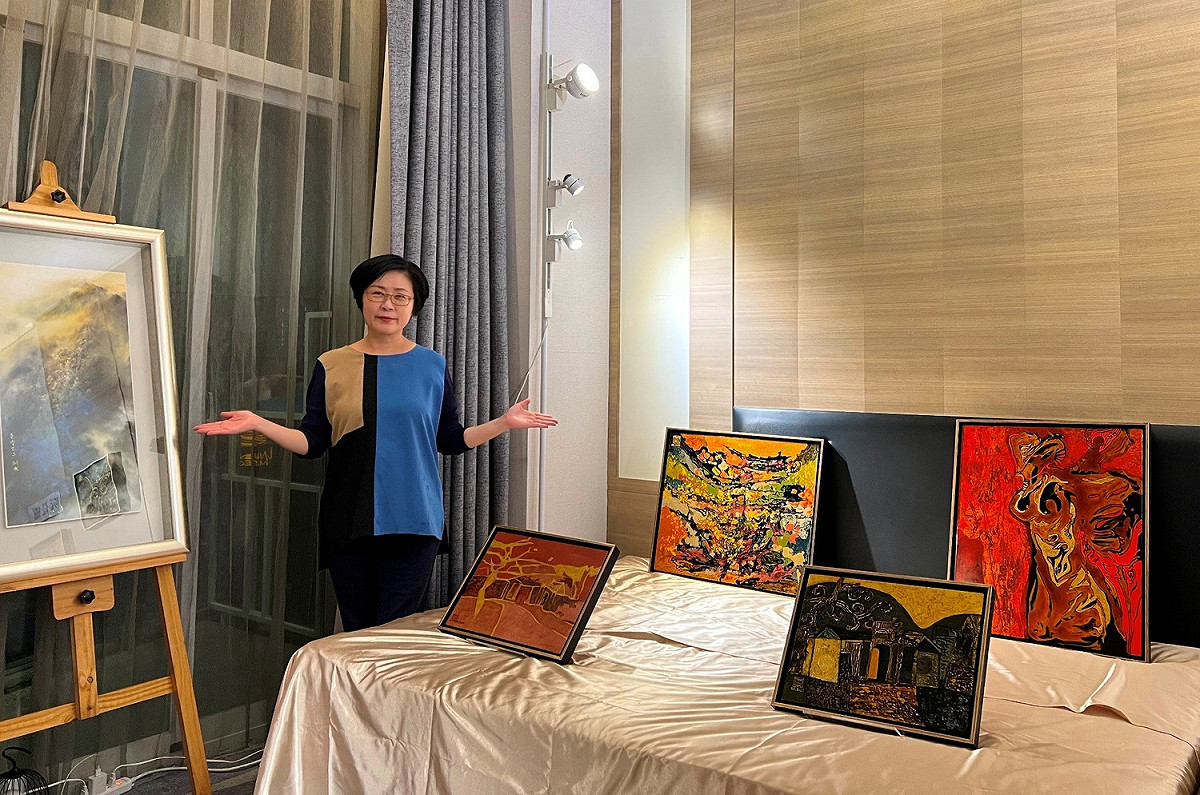 正觀藝術總監林文娟介紹高雄藝博會參展的台越藝術家作品。 圖：孫家銘攝