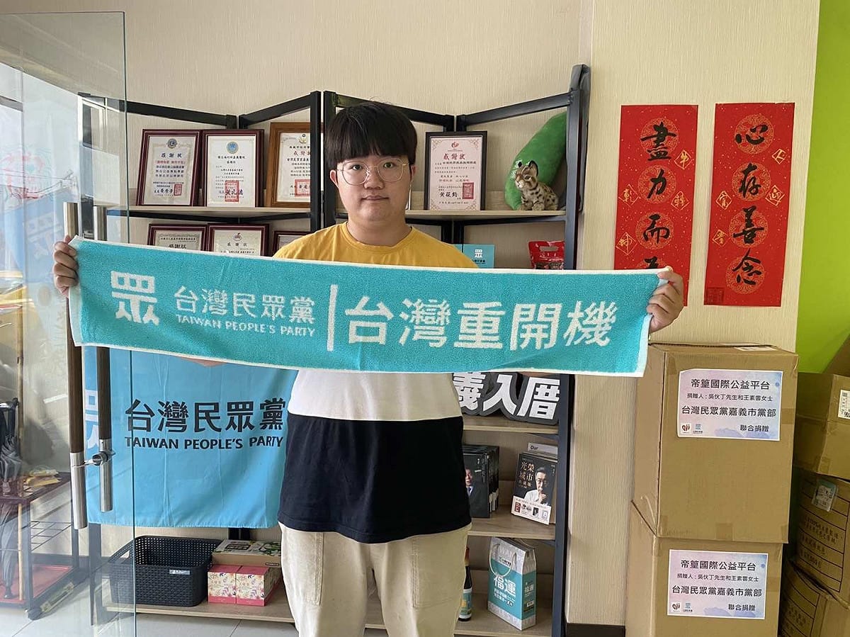 民眾黨嘉義市黨部21日舉行公投宣講遊行，走完全呈送民眾黨運動毛巾及口罩。 圖：民眾黨嘉義市黨部/提供