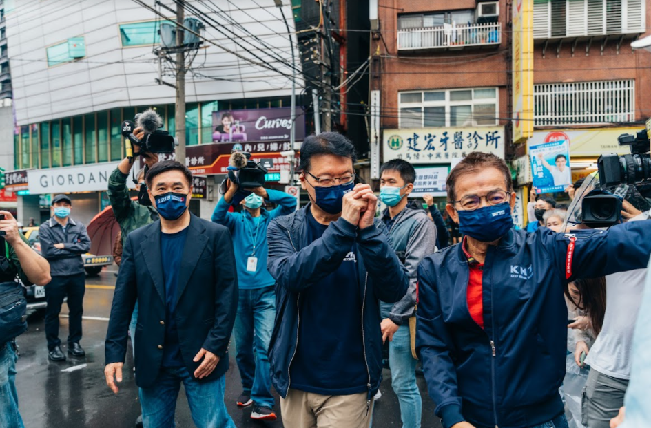 趙少康宣傳公投「四個同意」，並接受媒體訪問。 圖：趙少康辦公室提供