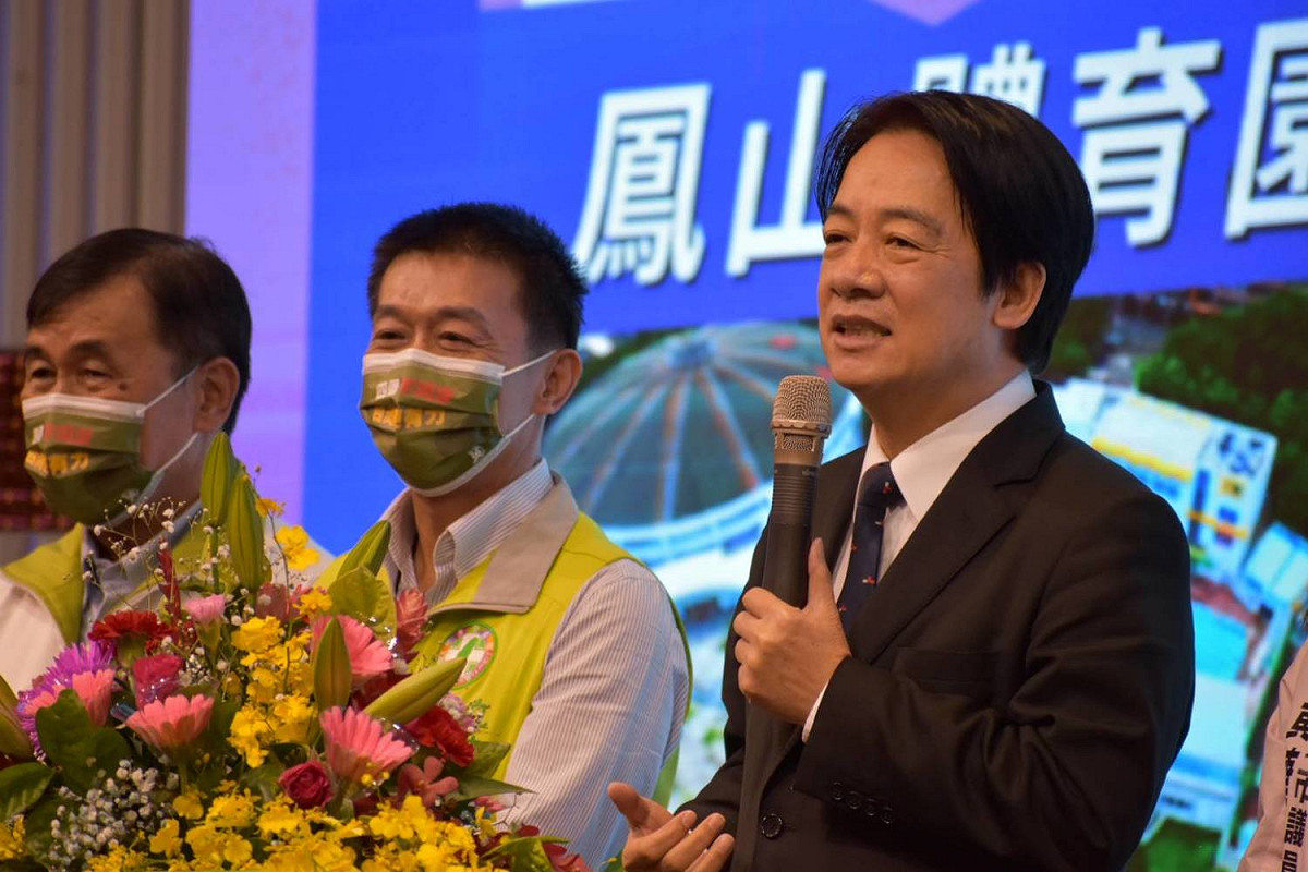 許智傑(中)辦公投宣講，賴清德(右)站台助陣。 圖：民進黨高雄市黨部提供