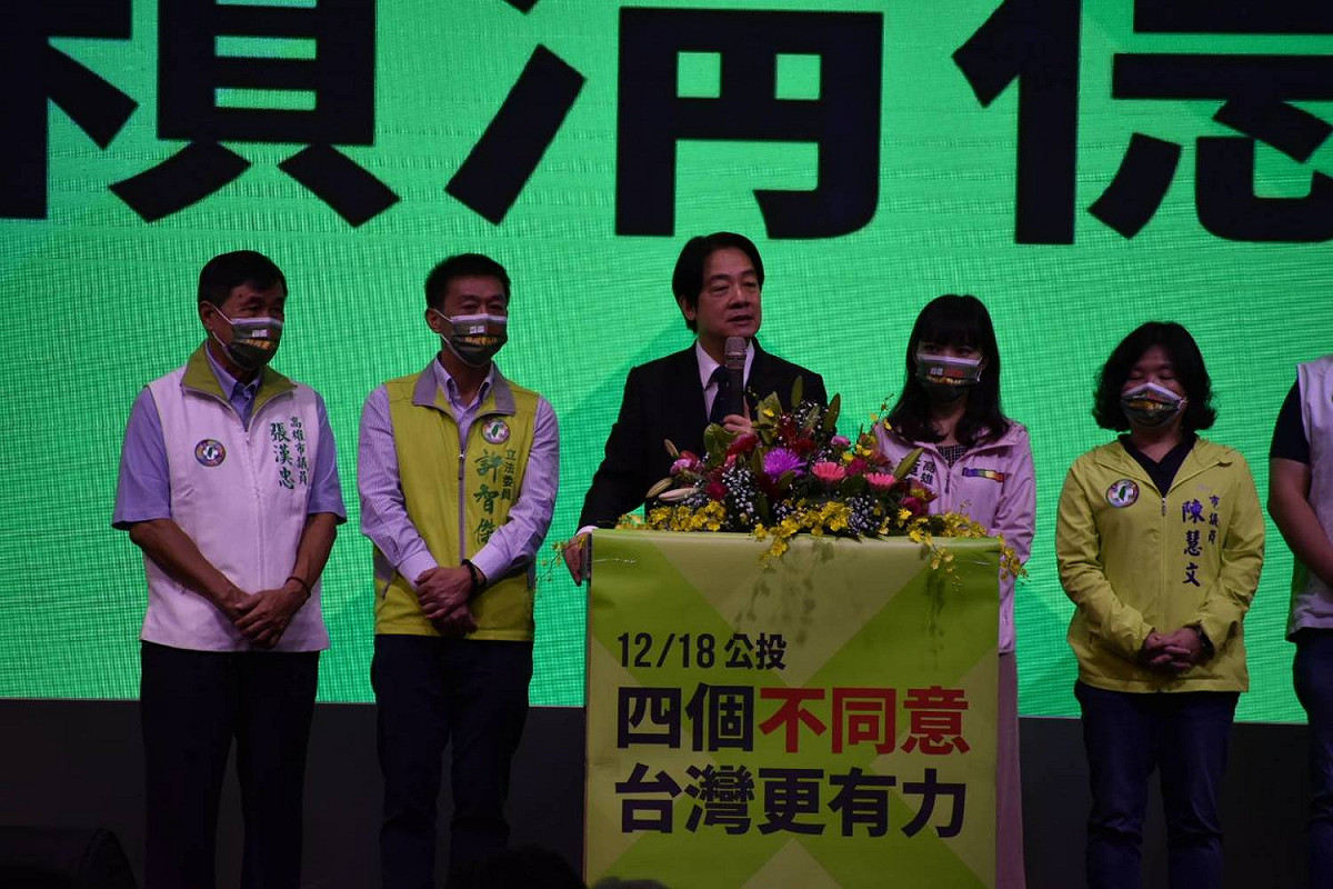 賴清德(中)連日為高雄民進黨立委宣講站台。 圖：民進黨高雄市黨部提供