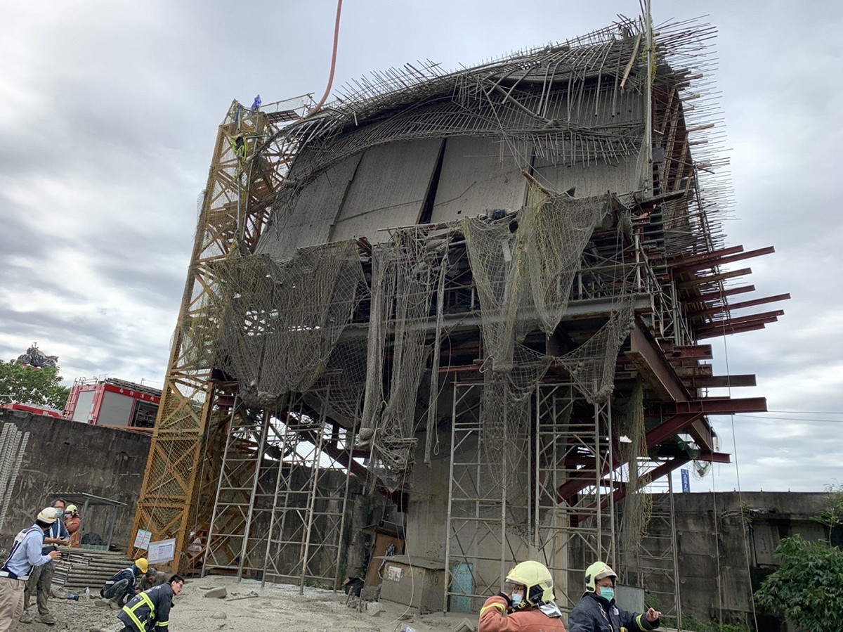 捷運三鶯環狀線灌漿過程中疑發生倒塌事故，造成約5名工人慘遭活埋。 圖：新北市勞工提供