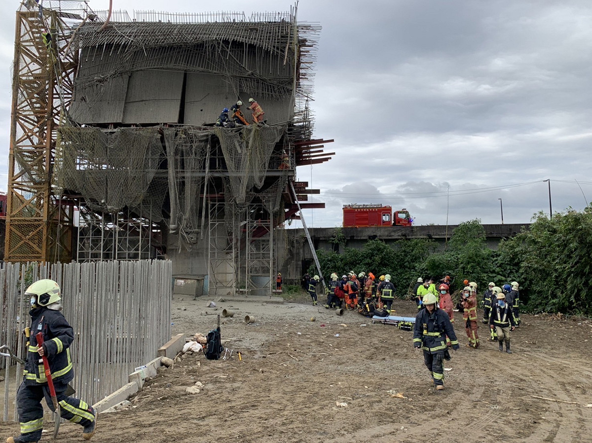捷運三鶯環狀線灌漿過程中疑發生倒塌事故，造成約5名工人慘遭活埋。 圖：新北市勞工提供