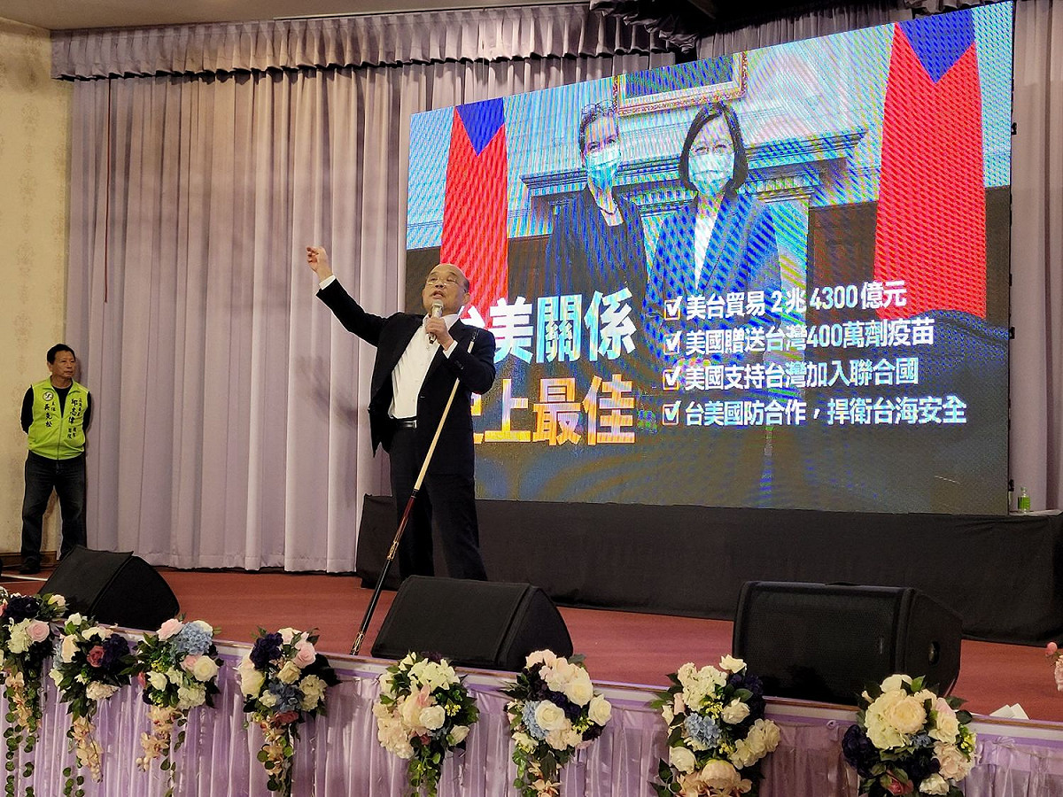 壓軸登場的蘇貞昌拿出招牌撞球桿說明四大議題。 圖：民進黨高雄市黨部提供