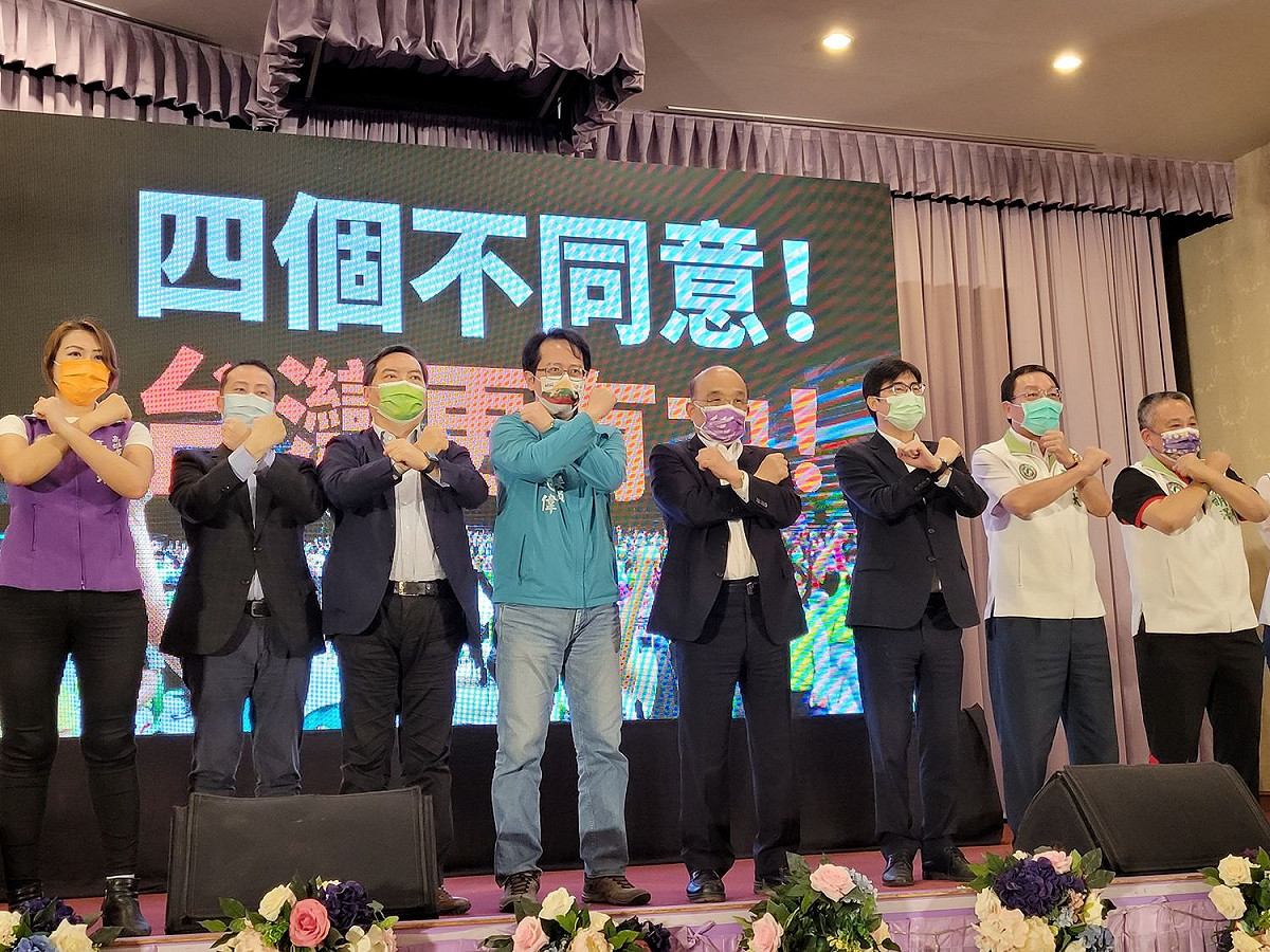邱志偉(左四)岡山宣講，蘇貞昌(右四)及陳其邁(右三)站台。 圖：民進黨高雄市黨部提供