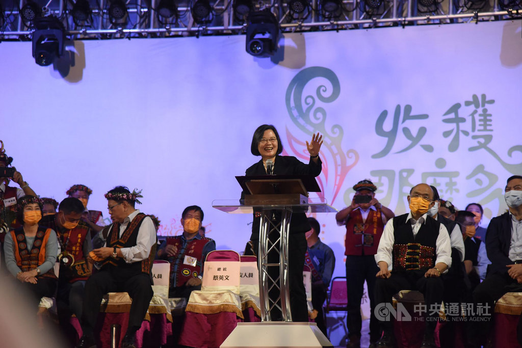 總統蔡英文（前）20日晚間在屏東參加「收穫那麼多–屏東縣原住民族收穫節」，致詞時以「我的家人、我的族人」和全場原住民鄉親打招呼，讓現場原民朋友也不時大喊「我的蔡」熱情呼應。（屏東縣政府提供） 圖：中央社提供