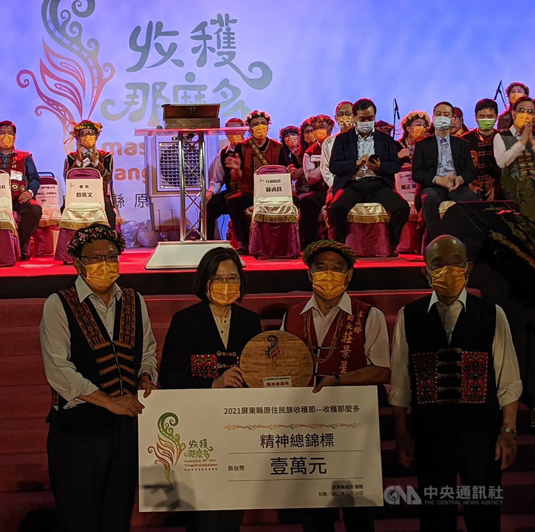總統蔡英文（前左2）20日晚間在屏東參加「收穫那麼多–屏東縣原住民族收穫節」，與行政院長蘇貞昌（前右）、屏東縣長潘孟安（前左）一同頒獎表揚「精神總錦標」獲獎者。（屏東縣政府提供） 圖：中央社提供