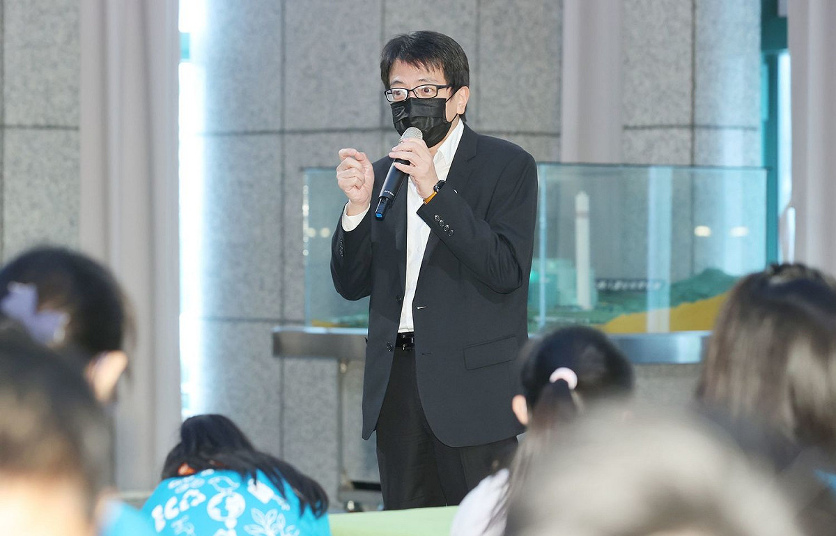 環保局長程大維表示，這次課程特別以城市盤查的部門別來設計內容，結合能源、運輸、建築等面向，教導小局長淨零碳概念並藉由實際走入濕地了解碳匯意義及種類。