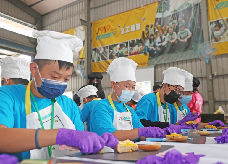 「惜食X創意」課程，讓小局長變身小廚師，利用食物銀行倉儲的格外品或過盛食材，發揮創意，製作有自我特色的惜食料理。