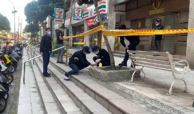 桃園市龜山區光峰路千禧新城7-11超商，清晨發生店員規勸顧客戴口罩後被刺死的命案。 圖:龜山分局提供
