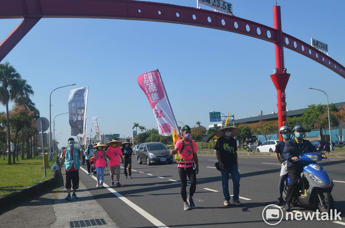 秋鬥民團行腳與嘉義民眾黨公投宣講，行經北緯23.5度的北迴歸線。 圖：蔡坤龍/攝