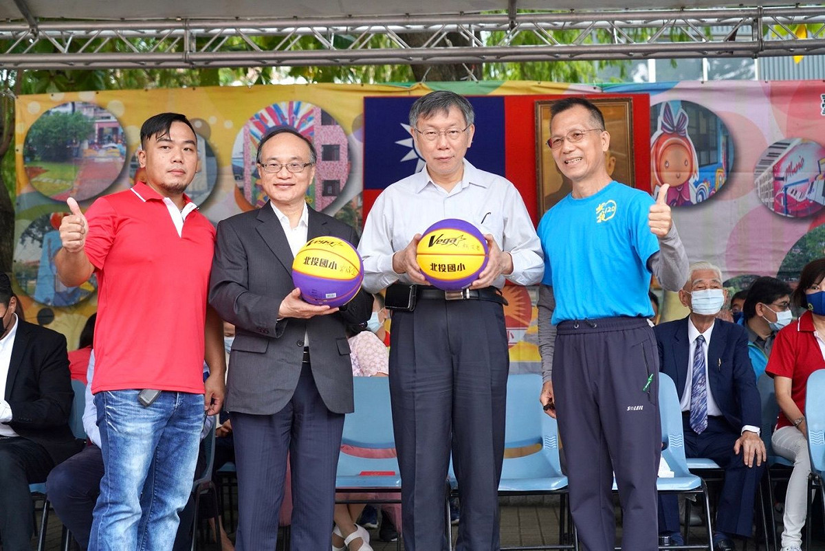 台北市長柯文哲(右二)出席北投國小120年創校典禮。 圖: 翻攝自北市教育局臉書