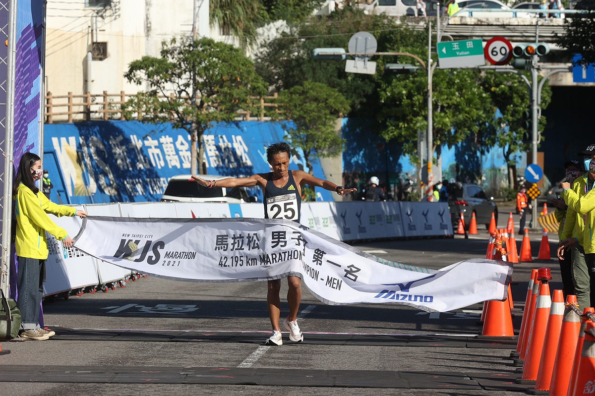 馬拉松男子組冠軍蔣介文。 圖：新北市體育處提供