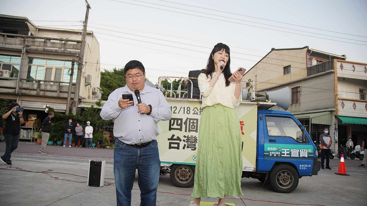 民進黨今天在嘉義縣義竹鄉舉行公投宣講會，高嘉瑜、蔡易餘合唱玻璃心，為活動帶來高潮。 圖：蔡易餘服務處/提供