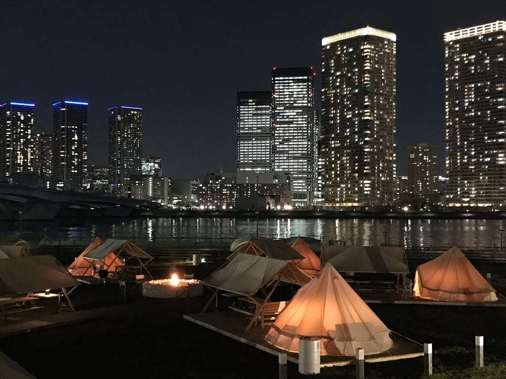 東京灣夜晚，燈火與營火共譜的浪漫氛圍，真是愜意極了。  圖：東京觀光事務所台灣辦事處／提供
