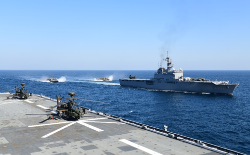 「日向級」直升機護衛艦「伊勢號(DDH-182)」搭載AH-64D攻擊直升機與「大隅級」輸送艦「大隅號(LST-4001)」及氣墊艇(LCAC)應對島嶼襲擊所需的兩棲作戰能力和合作能力。 圖：翻攝防衛省統合幕僚監部推特