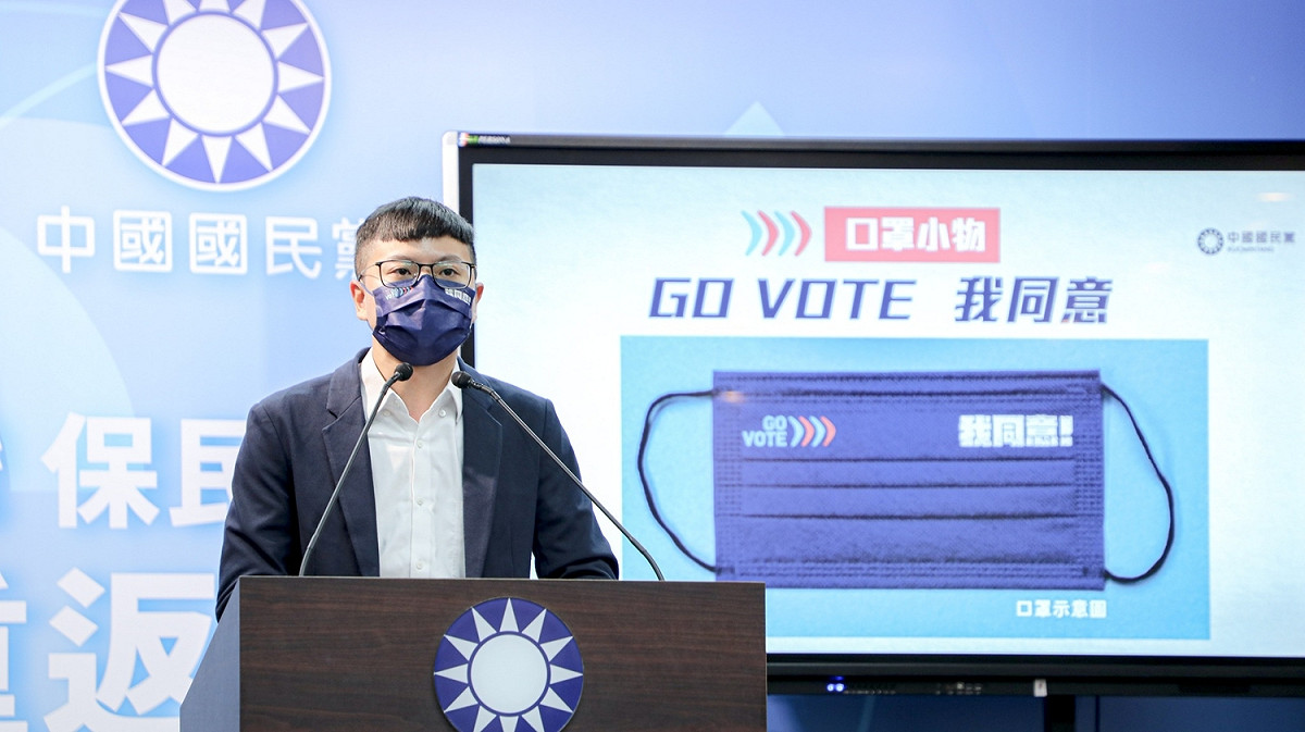 國民黨文傳會凌濤說明國民黨公投文宣。 圖：國民黨文傳會/提供