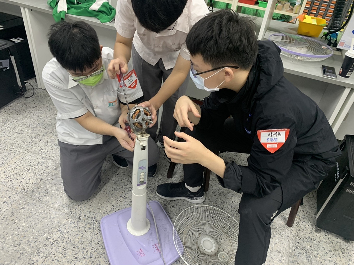 新北環保局攜手宜鼎基金會 傳授高中生電器修繕技術