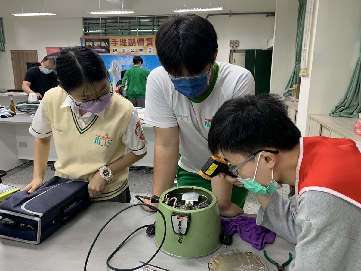 營隊也邀請罕見疾病學童一同參與學習，由培訓的學生分享修繕技巧，不僅重新賦予家電全新的生命，更具教育意義。