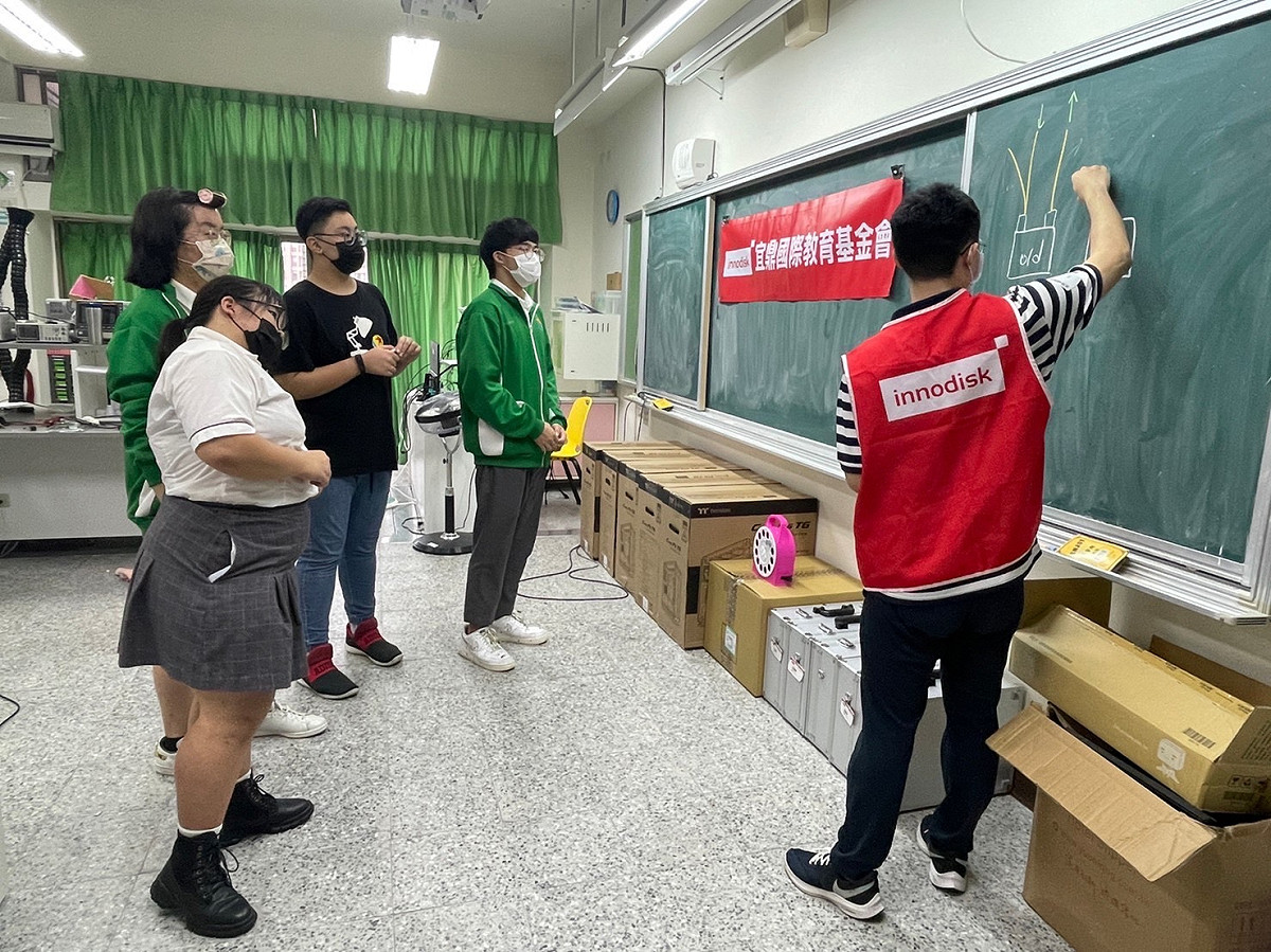 營隊邀請社區大學教授家電再生的老師及從事家電維修服務的台科大社團學生擔任老師，讓高中生體驗學習家電修繕技術。
