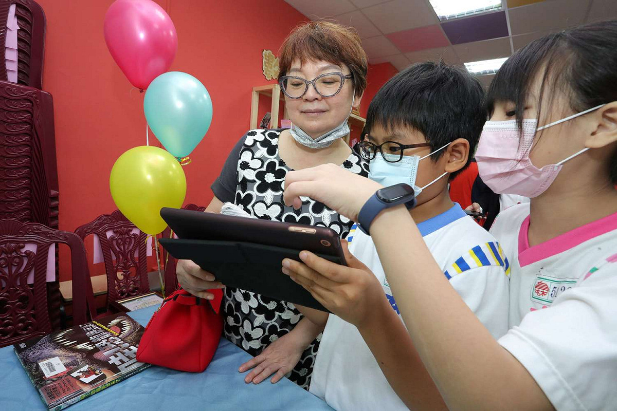 育林國小學生使用平板閱讀AR書籍。 圖：新北市教育局提供