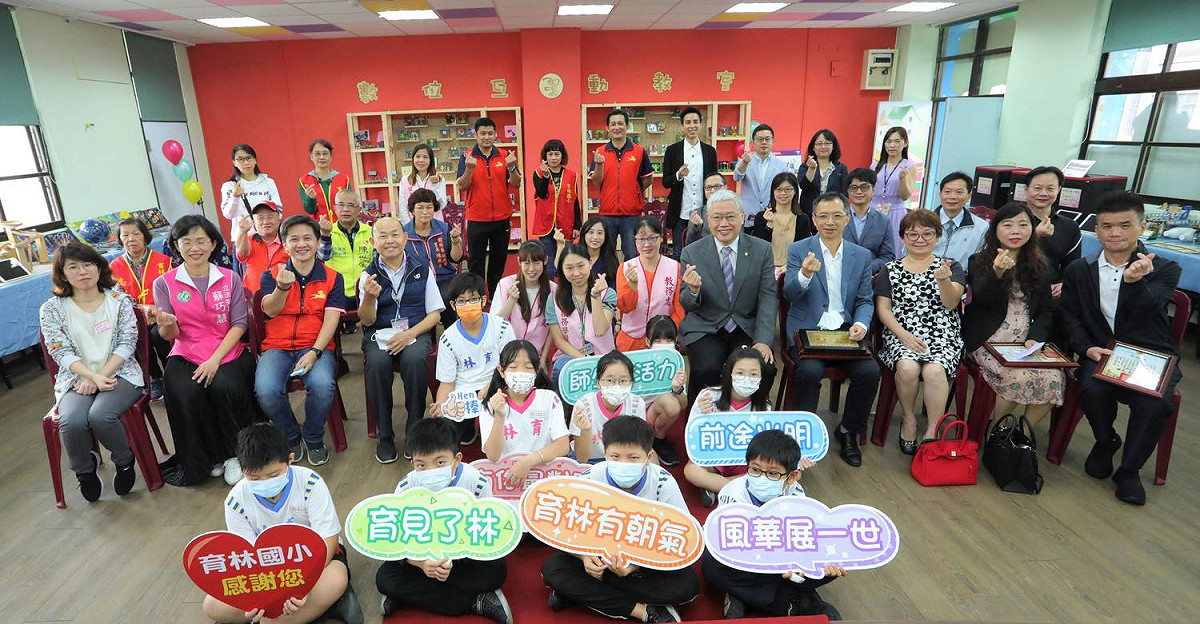 育林國小首座數位愛的書庫，由公部門與民間團體公私協力打造智慧閱讀新時代。 圖：新北市教育局提供