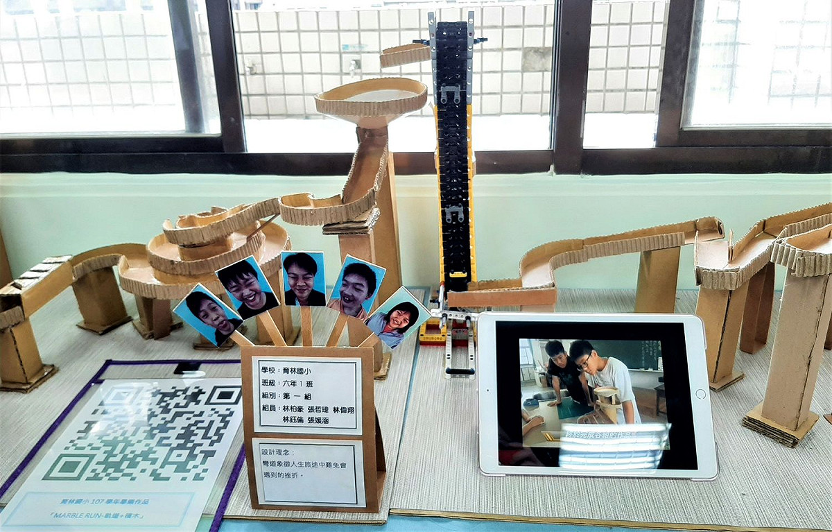 育林國小學生用平板製作創客作品解說影片。 圖：新北市教育局提供