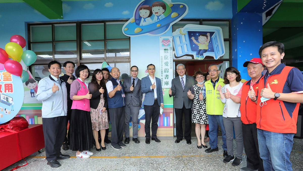 打造智慧閱讀新時代 新北首座數位愛的書庫啟用 育林國小歡喜揭牌。 圖：新北市教育局提供