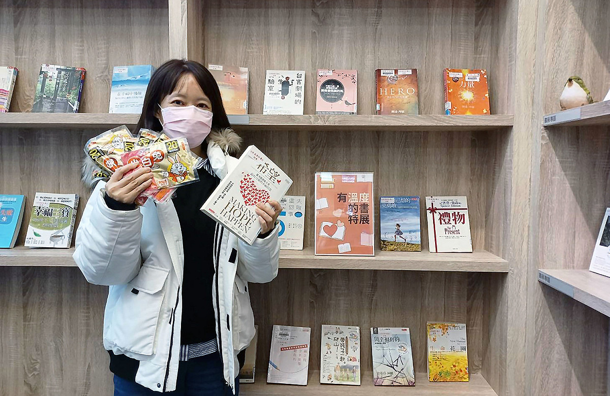 天氣冷颼颼！林口分館特別推出「有溫度的書展」，陪大家取暖，只要借書便可換暖身茶。 圖：新北市立圖書館提供