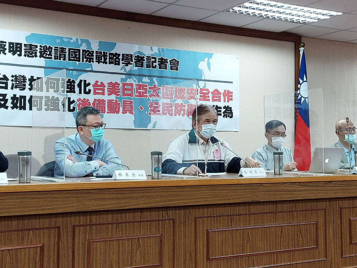 蔡明憲今在立法院召開台灣國防安全建言國際記者會。 圖：陳佩君／攝