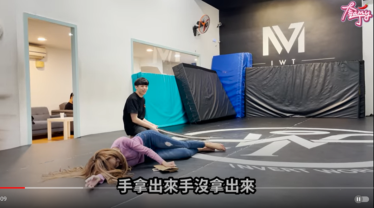 奎丁找來教練練習跌倒。  圖：翻攝自奎丁Youtube頻道