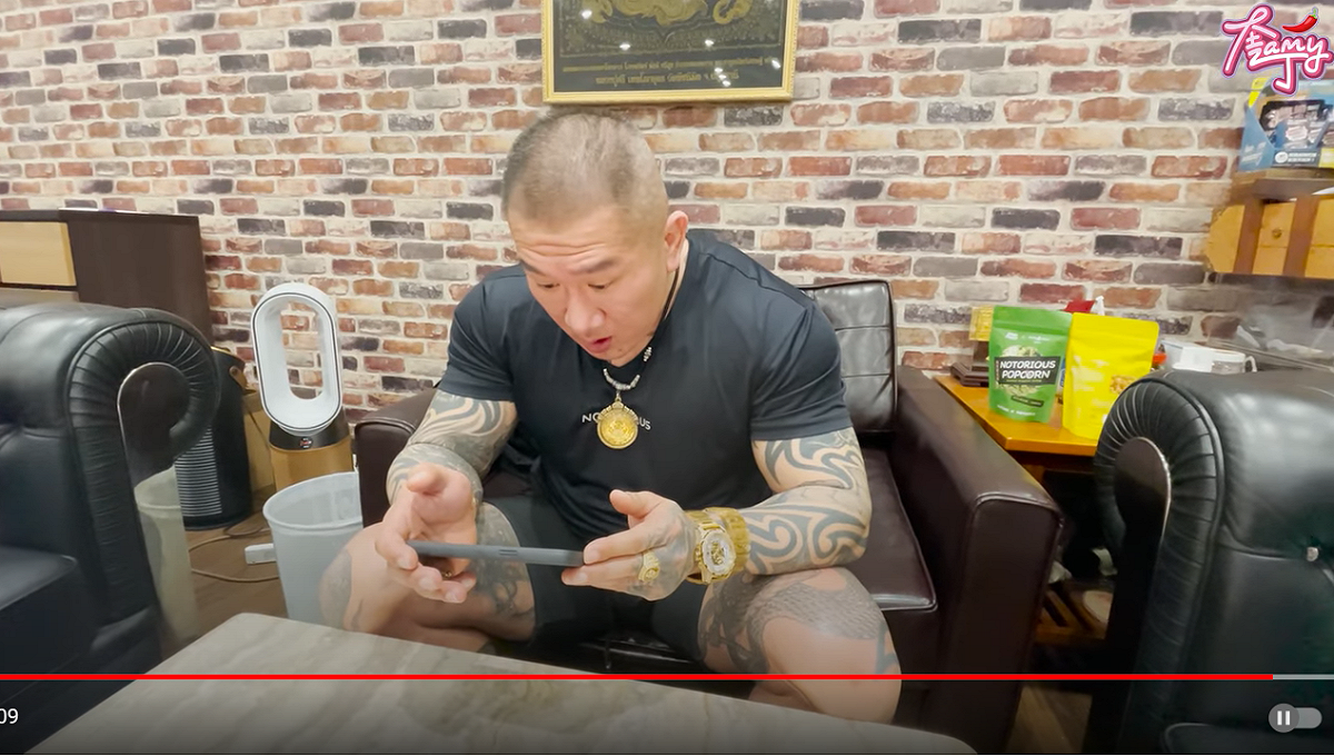 最後奎丁拿影片給館長看，館長當場飆罵三字經。  圖：翻攝自奎丁Youtube頻道
