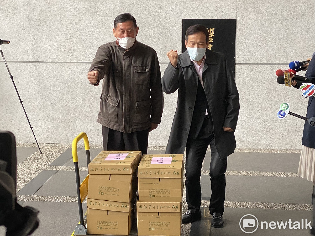 無黨籍立委林昶佐罷免案領銜人鄭大平、議員鍾小平今帶6000多份連署書至台北市選委會，遞交第二階段補件連署書。 圖：周煊惠 / 攝