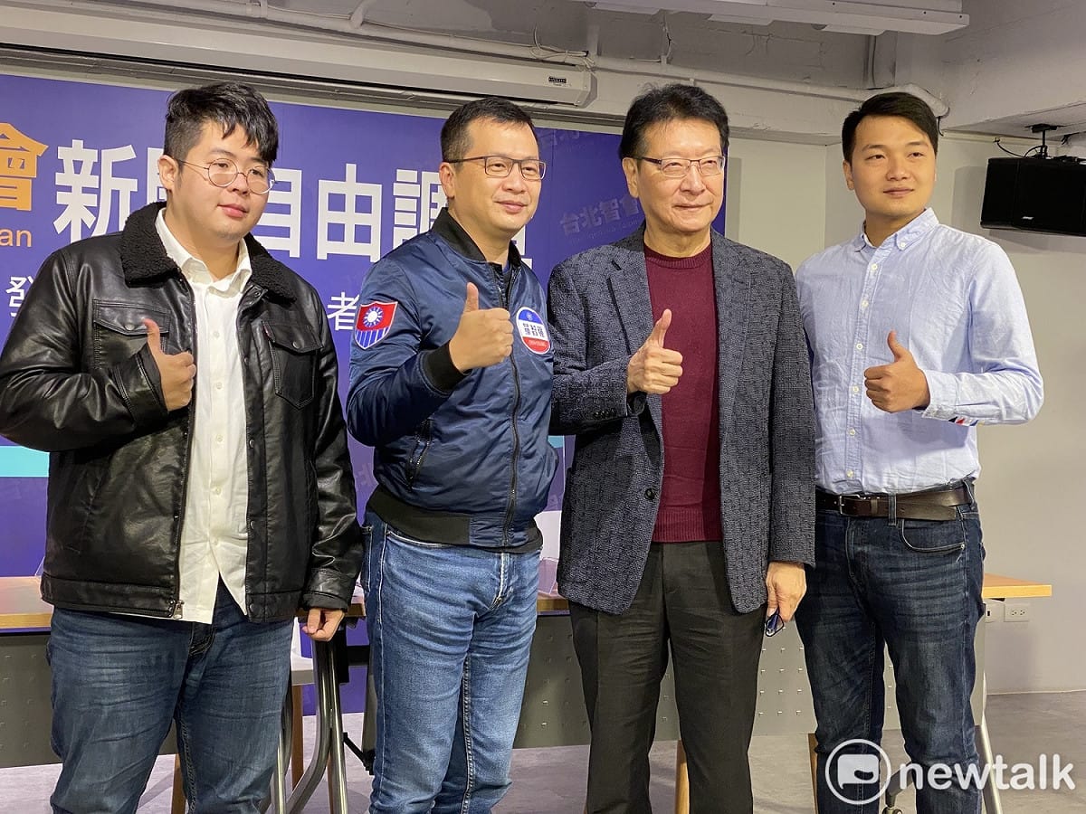 董事長羅智強（左2）、執行長楊植斗（右1）、中廣董事長趙少康（右2）及國民黨前青年部主任陳冠安（左1）出席。 圖：周煊惠 / 攝