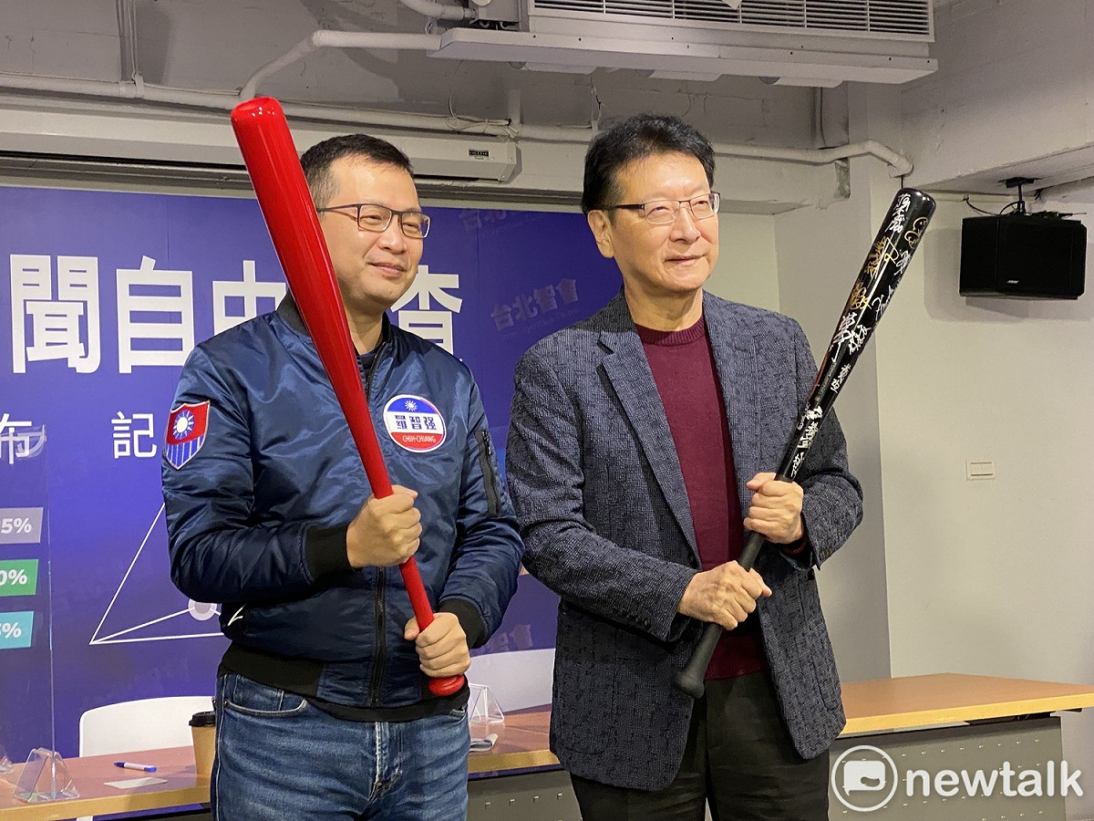 台灣智會董事長羅智強、中廣董事長趙少康一起拿球棒合影。 圖：周煊惠 / 攝