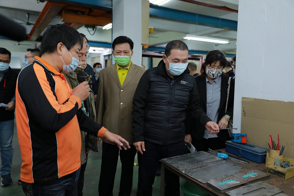 新北市長侯友宜巡視廠區。 圖：新北市經發局提供