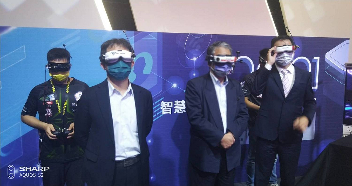 來賓體驗無人機室內電競賽道的轉播。 圖：孫家銘攝