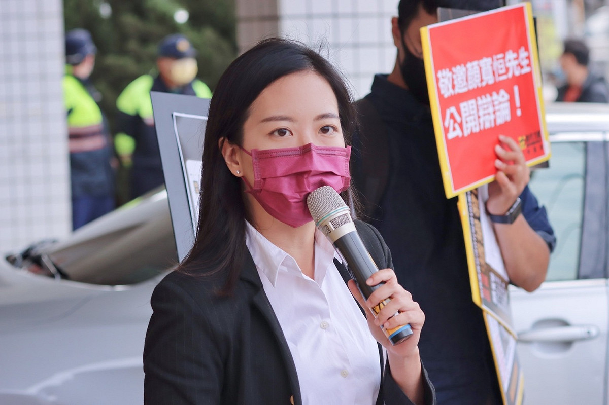 時代力量台中黨部副執行長吳佩芸今日赴顏寬恒沙鹿服務處呼籲顏寬恒出面出清楚，並邀請顏寬恒針對是否「濫用立委職權，謀取家族利益」進行公開辯論。 圖/時代力量提供