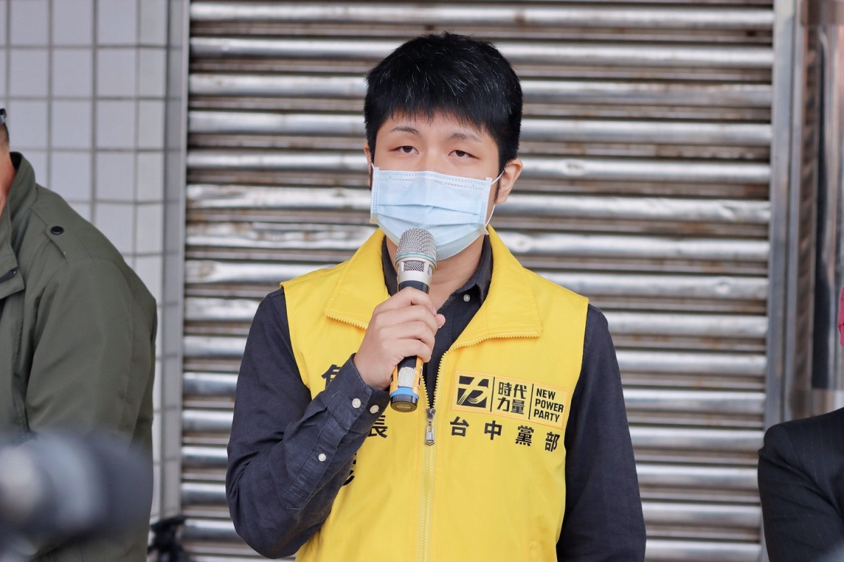 時代力量台中黨部執行長詹昕諺今日赴顏寬恒沙鹿服務處呼籲顏寬恒出面出清楚，並邀請顏寬恒針對是否「濫用立委職權，謀取家族利益」進行公開辯論。 圖/時代力量提供