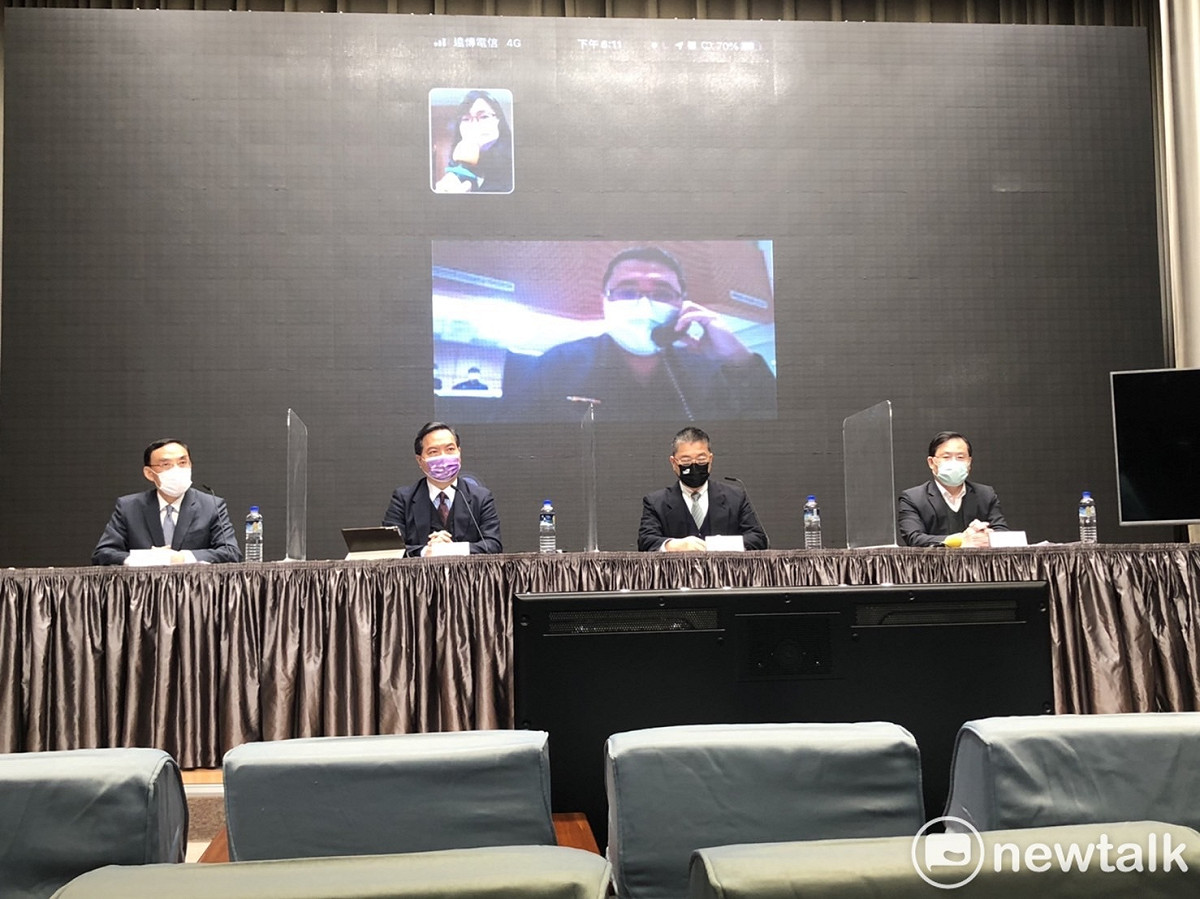 在行政院治安會報後舉行的記者會中，內政部警政署示範現有的視訊110報案系統APP，將再擴大宣傳，讓超商店員與民眾都能了解如何利用。 圖：謝莉慧/攝